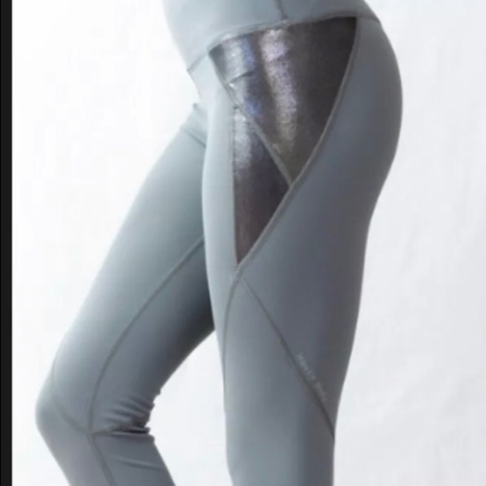 NWOT Haute Body Activewear Capris, Gray S